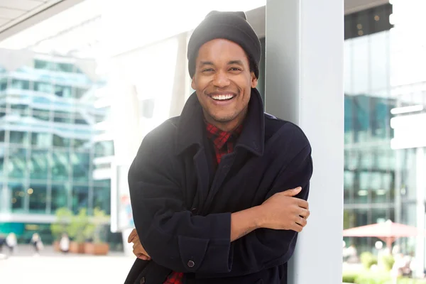 Portrait Homme Afro Américain Souriant Avec Veste Hiver Bonnet — Photo