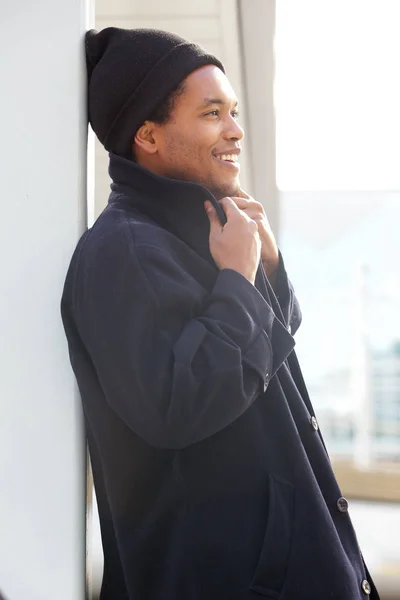 Portrait Latéral Souriant Homme Afro Américain Avec Veste Hiver Bonnet — Photo