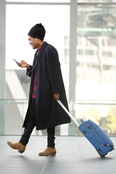 Pełny Portret Boku African American Travel Man Chodzenie Lotnisku Telefonem — Zdjęcie stockowe