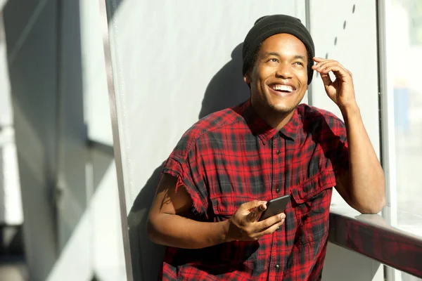 Πορτρέτο Της Μόδας Αφρικανός Αμερικανός Άνθρωπος Χαμογελά Κινητό Τηλέφωνο — Φωτογραφία Αρχείου