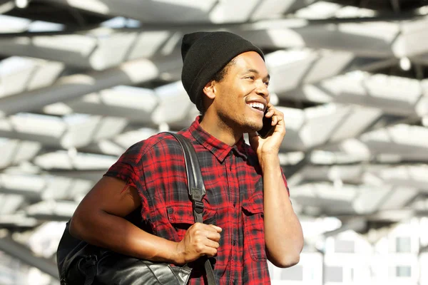 Boční Portrét Šťastného Mladého Afroamerického Muže Který Mluví Mobilním Telefonem — Stock fotografie