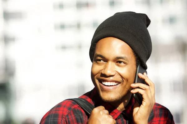 Zbliżenie Portret Uśmiechnięty African American Mężczyzna Rozmawia Telefonem Komórkowym — Zdjęcie stockowe