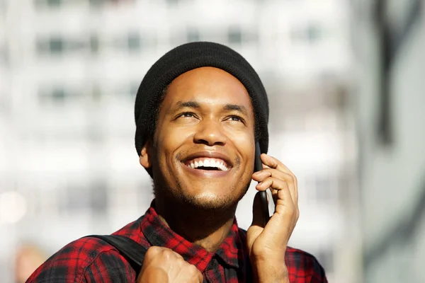 Retrato Cerca Del Joven Afroamericano Riendo Mientras Habla Con Celular —  Fotos de Stock