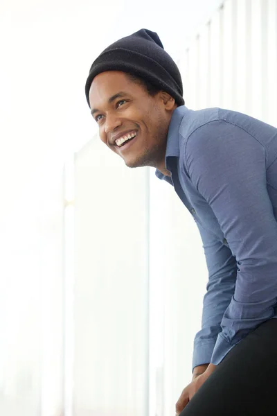 Portrait Latéral Beau Jeune Homme Afro Américain Souriant Avec Bonnet — Photo