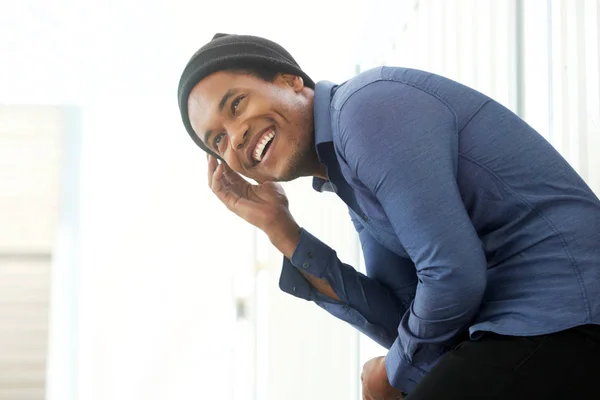 Retrato Lateral Del Guapo Joven Afroamericano Riéndose Con Gorro —  Fotos de Stock