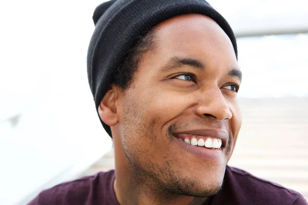 Nahaufnahme Freimütiges Porträt Eines Glücklichen Gutaussehenden Afrikanisch Amerikanischen Mannes — Stockfoto