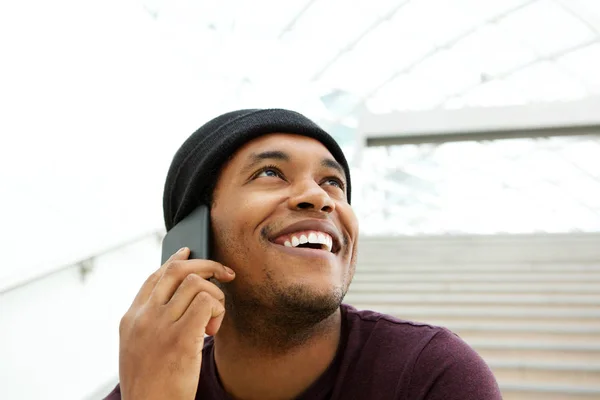 Cerca Retrato Hombre Afroamericano Sonriente Hablando Con Teléfono Celular Mirando —  Fotos de Stock