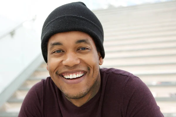 Κοντινό Πορτρέτο Του Δροσερό Νεαρό Μαύρο Άντρα Καπέλο Χαμόγελο — Φωτογραφία Αρχείου