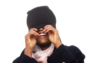 Bere ile yüz örerken gülen Afrikalı Amerikalı adamın eğlenceli portresikadar yakın