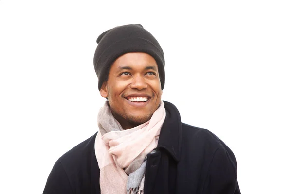 비니와 스카프에 따뜻한 행복한 아프리카 미국인 남자의 초상화를 닫습니다 — 스톡 사진
