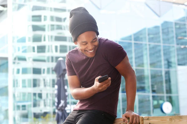 Portret Cool African American Guy Patrząc Telefon Komórkowy Mieście — Zdjęcie stockowe
