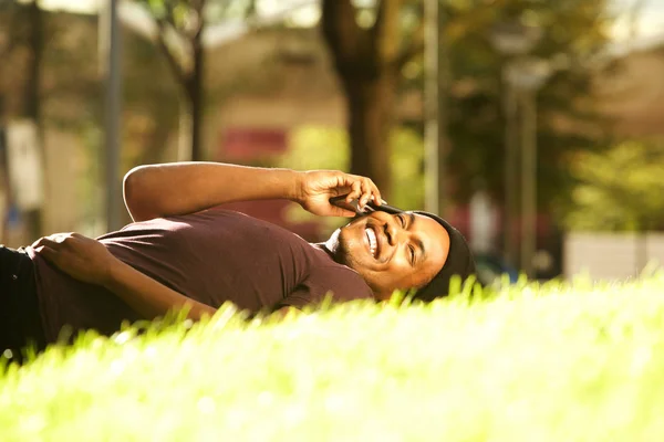 Portrait Homme Afro Américain Relaxant Allongé Sur Herbe Dans Parc — Photo