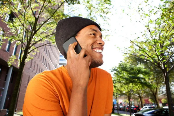 Bliska Portret Szczęśliwego African American Man Rozmawia Telefonem Komórkowym Mieście — Zdjęcie stockowe
