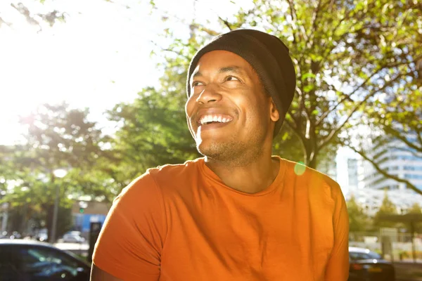 Närbild Porträtt Stilig Ung Afrikansk Amerikansk Man Skrattar Och Tittar — Stockfoto