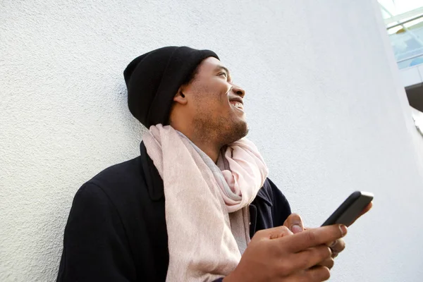Zavřít Portrét Hezkého Mladého Afroamerického Muže Který Směje Mobilem Bílém — Stock fotografie