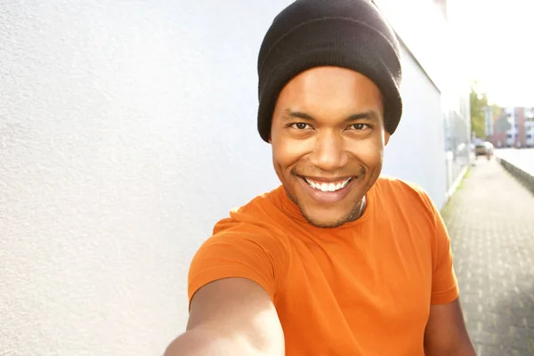 Retrato Joven Negro Guapo Tomando Selfie Calle Ciudad Por Pared —  Fotos de Stock