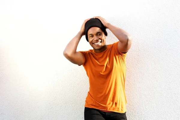 Retrato Hombre Afroamericano Feliz Sonriendo Con Las Manos Detrás Cabeza — Foto de Stock