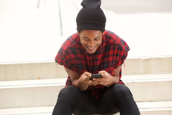 Retrato Joven Afroamericano Con Gorro Sentado Los Escalones Afuera Mirando — Foto de Stock