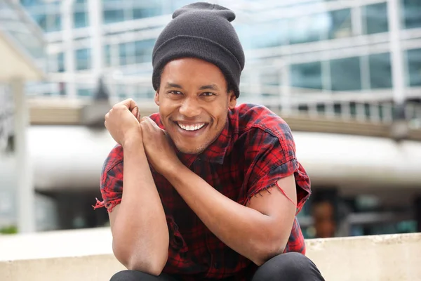 Retrato Del Hombre Afroamericano Sonriente Sentado Afuera Ciudad —  Fotos de Stock