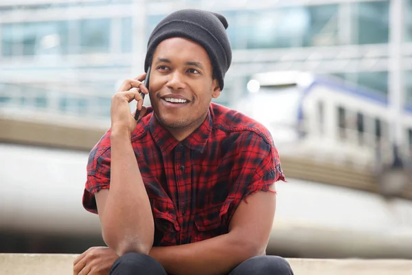 Retrato Joven Negro Guay Sentado Afuera Ciudad Hablando Con Celular —  Fotos de Stock