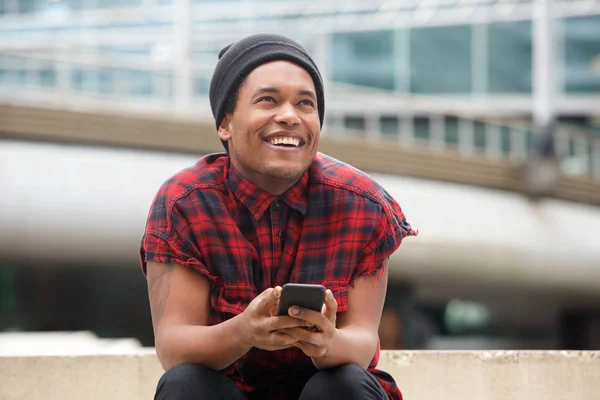 Retrato Jovem Negro Bonito Feliz Com Telefone Celular Olhando Para — Fotografia de Stock