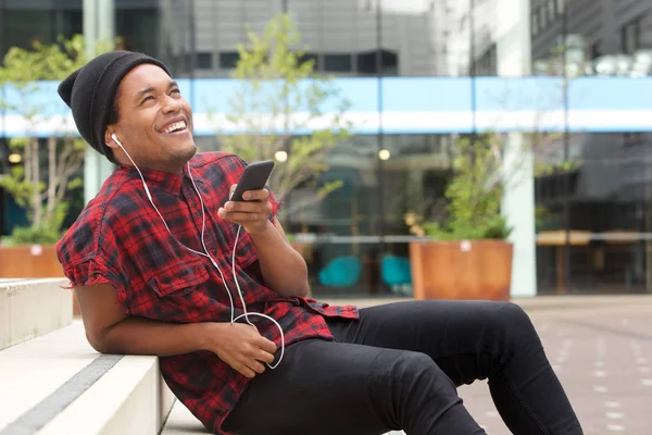 Retrato Del Hombre Afroamericano Feliz Escuchando Música Con Teléfono Celular —  Fotos de Stock