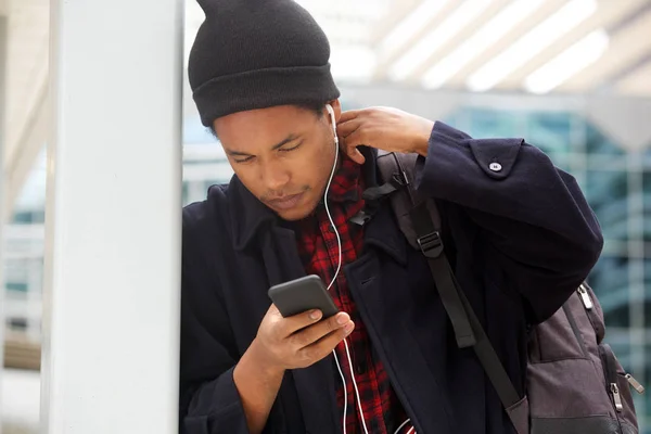 Portret Młodego Afrykańskiego Amerykańskiego Mężczyznę Telefonem Komórkowym Torbą Słuchając Muzyki — Zdjęcie stockowe