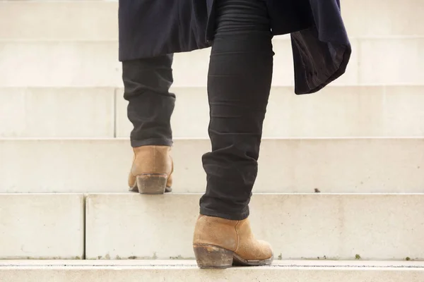 Corte Visão Traseira Homem Subindo Escadas Botas — Fotografia de Stock