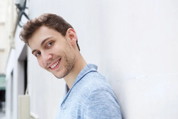 Primer Plano Retrato Lateral Del Joven Apoyado Contra Pared Sonriendo — Foto de Stock