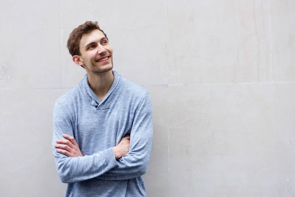 Portrait Jeune Homme Souriant Mur Les Bras Croisés Détournant Les — Photo