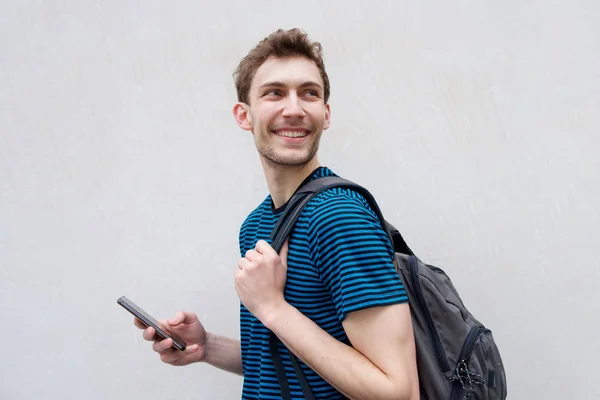Kant Portret Van Happy Young Man Met Mobiele Telefoon Rugzak — Stockfoto