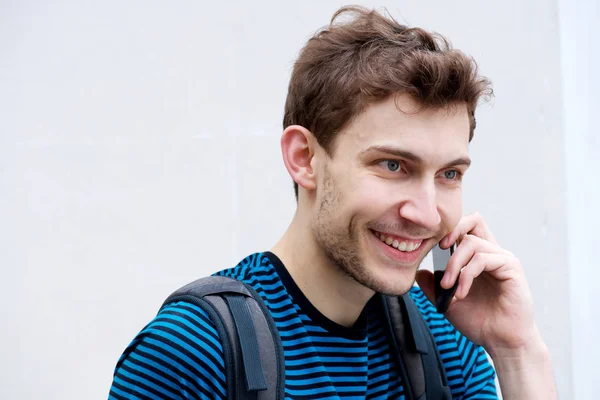 Bliska Szczery Portret Młodego Mężczyzny Rozmawia Telefonem Komórkowym Uśmiechnięty — Zdjęcie stockowe