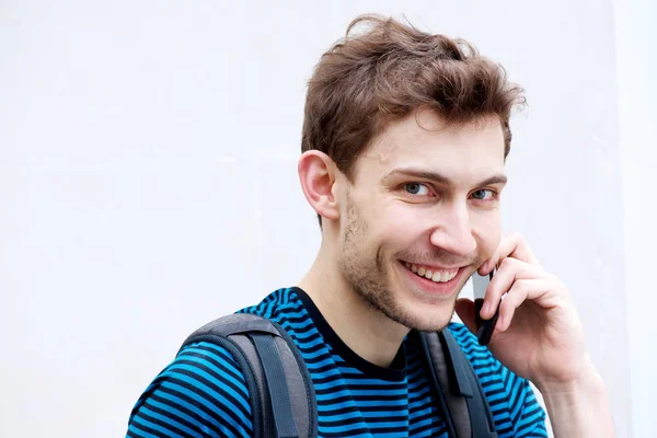 Ritratto Ravvicinato Giovane Uomo Che Sorride Mentre Parla Con Cellulare — Foto Stock