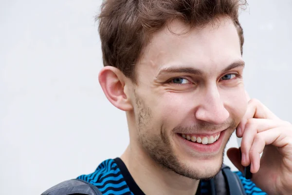 Zavřít Portrét Šťastného Mladého Muže Který Mluví Mobilními Telefony Bílém — Stock fotografie