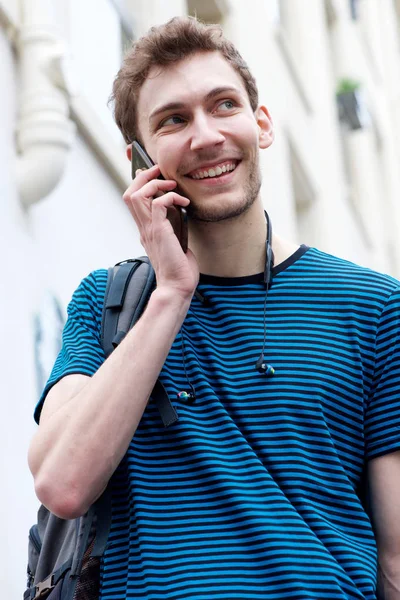 Закройте Портрет Счастливого Молодого Человека Разговаривающего Сотовым Телефоном Отворачивающегося — стоковое фото