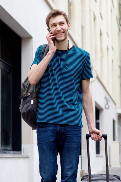 Ritratto Giovane Uomo Che Cammina Parla Con Cellulare Valigia Città — Foto Stock