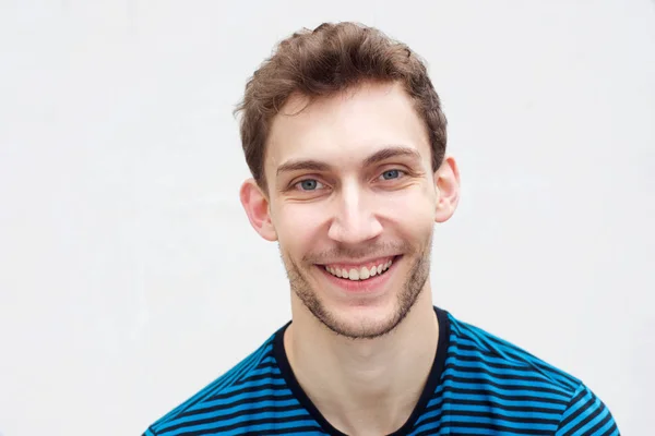 Izole Beyaz Arka Plan Karşı Gülümseyen Yakışıklı Genç Adamın Yakın — Stok fotoğraf