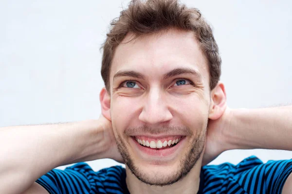 Zavřít Portrét Mladého Muže Který Usmívá Rukama Hlavou Bílém Pozadí — Stock fotografie