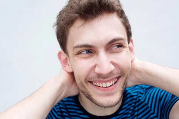 Close Retrato Belo Jovem Sorrindo Com Mãos Atrás Cabeça Pela — Fotografia de Stock