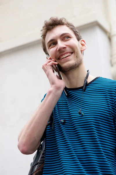 Gros Plan Portrait Jeune Homme Souriant Parlant Avec Téléphone Portable — Photo