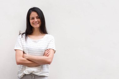 Genç Asyalı kadının yatay portre silah ile gülümseyen beyaz arka planda geçti