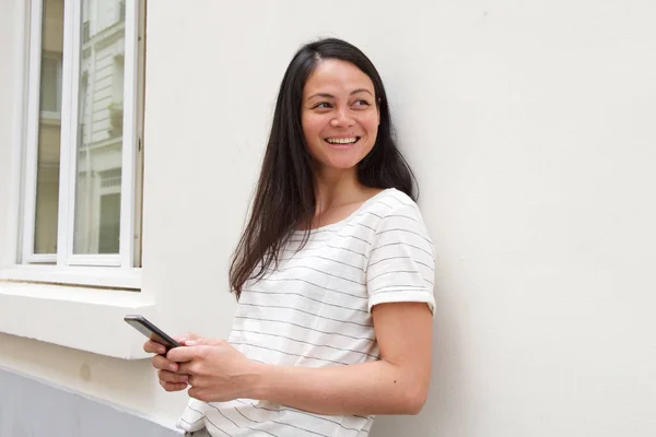 Retrato Mujer Asiática Joven Sosteniendo Teléfono Móvil Sonriendo — Foto de Stock