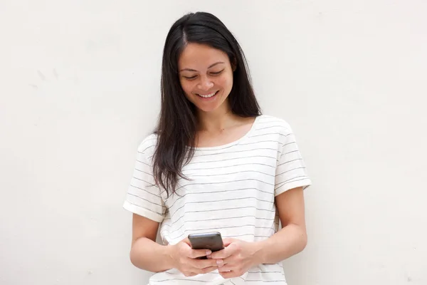 Portret Van Jonge Aziatische Vrouw Kijken Naar Mobiele Telefoon Glimlachend — Stockfoto
