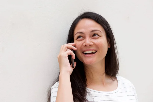 Beyaz Duvar Ile Cep Telefonu Ile Konuşan Çekici Gülümseyen Asya — Stok fotoğraf