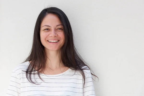 Close Horizontal Retrato Jovem Asiático Mulher Sorrindo Contra Fundo Branco — Fotografia de Stock