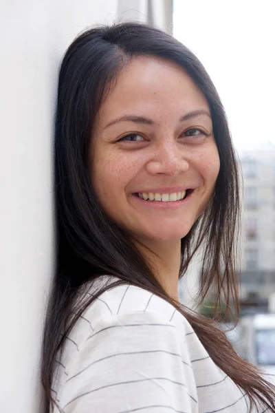 Primer Plano Lado Retrato Hermosa Joven Asiática Mujer Sonriendo Aire —  Fotos de Stock