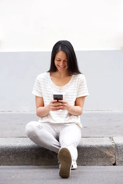 Портрет Счастливой Молодой Азиатки Сидящей Полу Снаружи Помощью Мобильного Телефона — стоковое фото