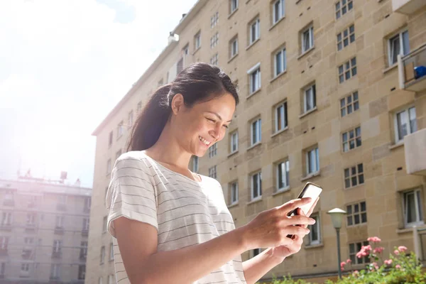 Portré Boldog Fiatal Ázsiai Nézi Cellphone Város — Stock Fotó