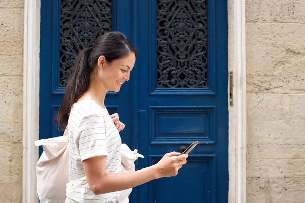 Profilja Portré Fiatal Ázsiai Gyalogos Néztem Cellphone Városban — Stock Fotó