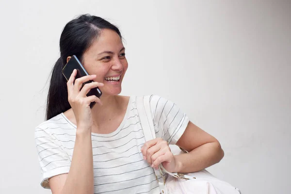 Ritratto Felice Ragazza Asiatica Che Parla Con Cellulare Sullo Sfondo — Foto Stock